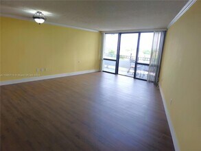 13951 Kendale Lakes Cir, Unit 601A in Miami, FL - Building Photo - Building Photo