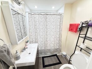 2817 N Clybourn Ave, Unit G in Chicago, IL - Foto de edificio - Building Photo