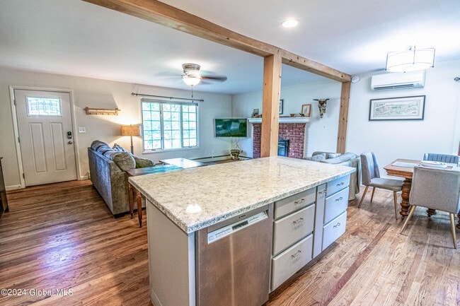 297 W Circular St in Saratoga Springs, NY - Building Photo - Building Photo