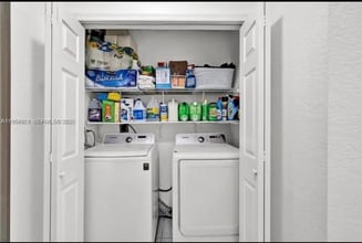 13721 SW 19th Ave in Miami, FL - Foto de edificio - Building Photo