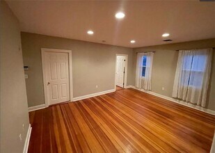 230 County Rd in Barrington, RI - Building Photo - Building Photo