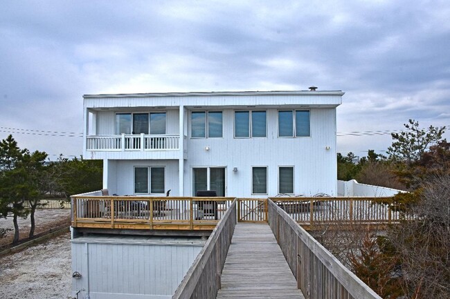 561 Dune Rd in Westhampton Beach, NY - Building Photo - Building Photo