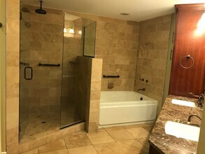 432 S Willaman Dr, Unit 202 in Los Angeles, CA - Building Photo - Building Photo