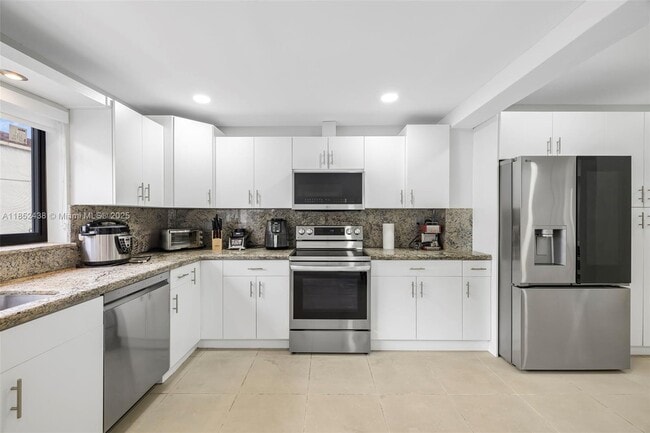2244 SW 10th St in Miami, FL - Building Photo - Building Photo