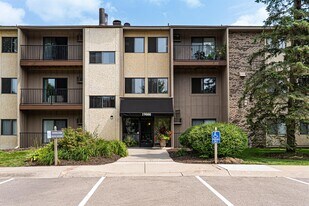 Hunters Ridge in Minnetonka, MN - Building Photo