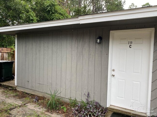 230 N Crow Rd in Pensacola, FL - Building Photo - Building Photo