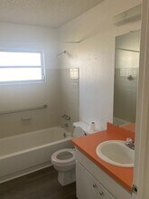 332 Upland Ave in Spring Hill, FL - Foto de edificio - Building Photo