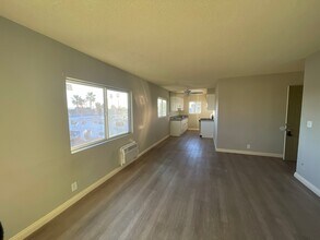 8720 Orion Ave, Unit 26 in Los Angeles, CA - Foto de edificio - Building Photo
