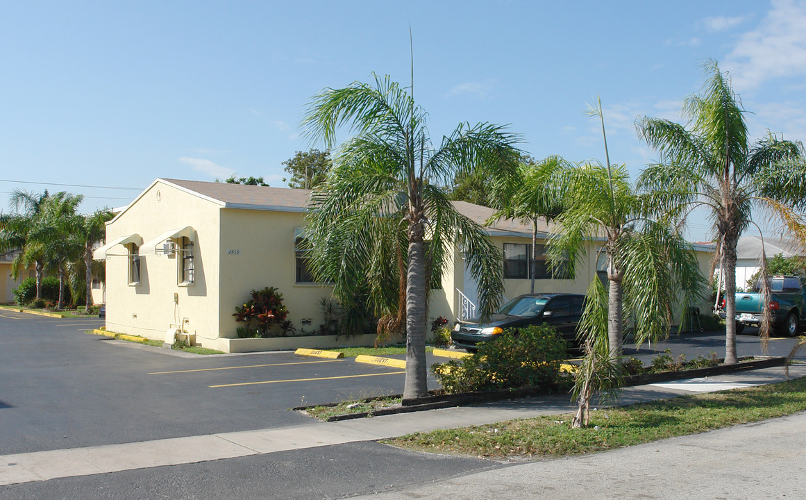 2510 Pierce St in Hollywood, FL - Foto de edificio