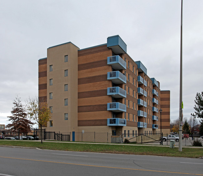 Dryden Heights in Whitby, ON - Building Photo - Building Photo