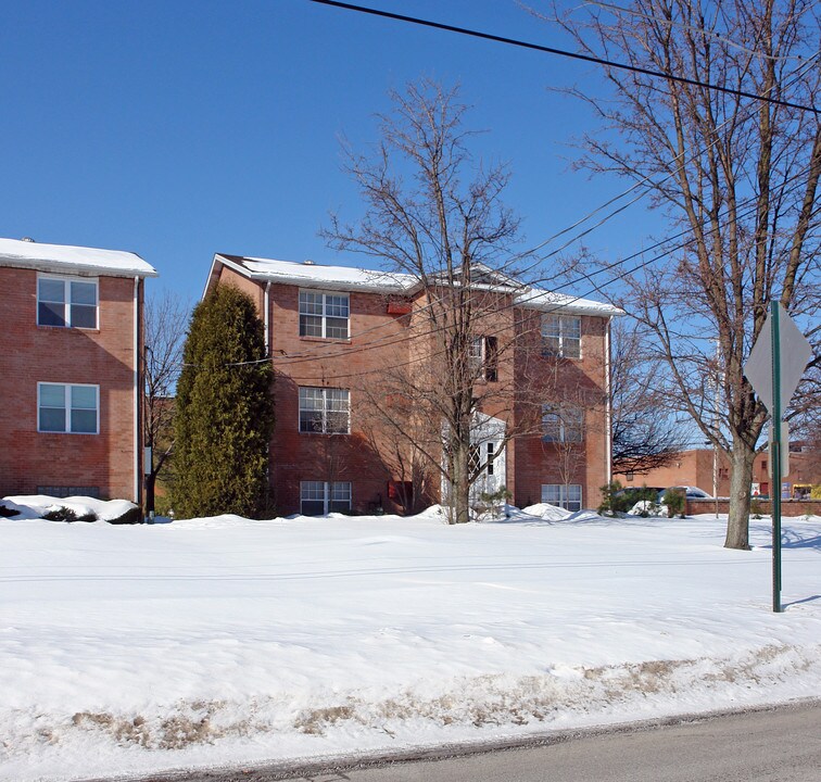 1644 Laurie Dr in Youngstown, OH - Foto de edificio