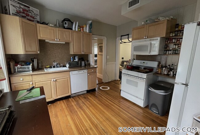 39 Hall Ave in Somerville, MA - Building Photo - Building Photo