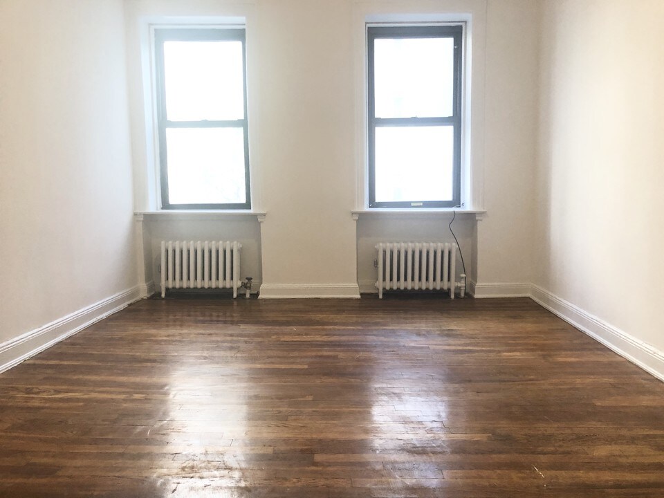 300 E 49th St in New York, NY - Building Photo