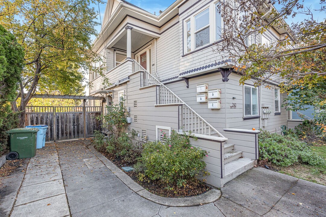 2140 Woolsey St in Berkeley, CA - Building Photo