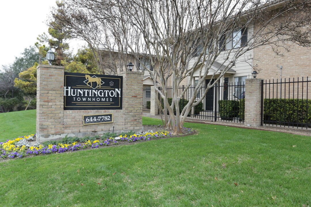 Huntington Townhomes in Richardson, TX - Building Photo