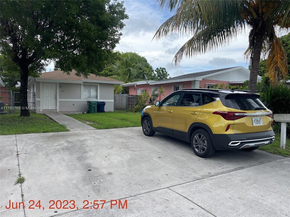 5881 NW 32nd Ave-Unit -05881 in Miami, FL - Building Photo