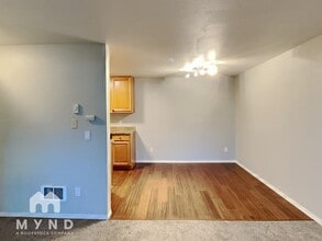 14300 32nd Ave NE in Seattle, WA - Building Photo - Building Photo