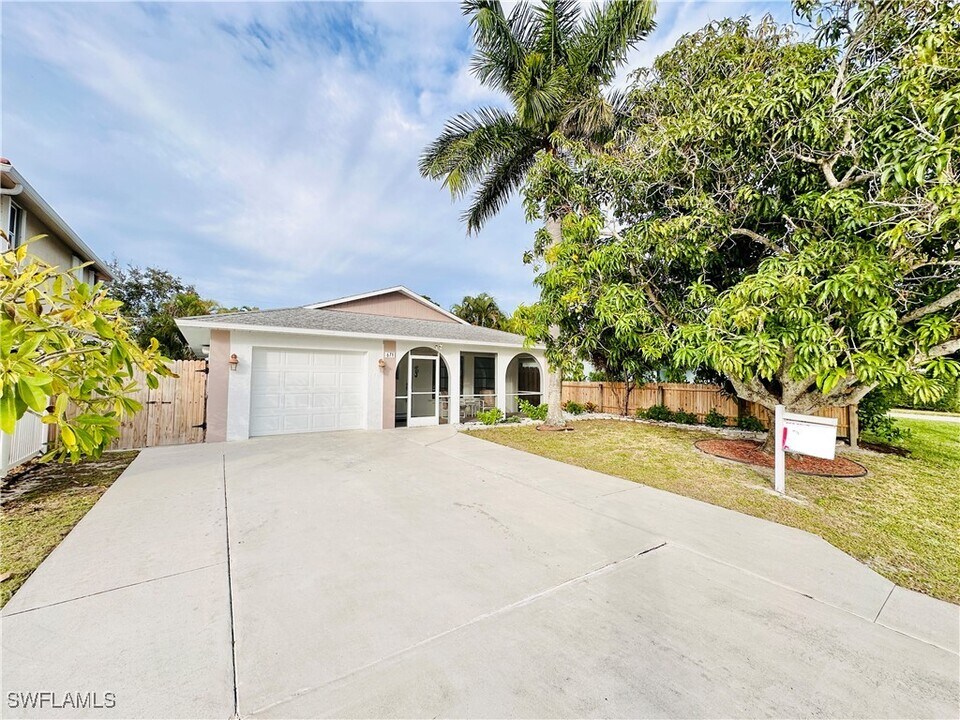 671 94th Ave N in Naples, FL - Building Photo