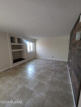 9350 E Speedway Blvd in Tucson, AZ - Foto de edificio - Building Photo