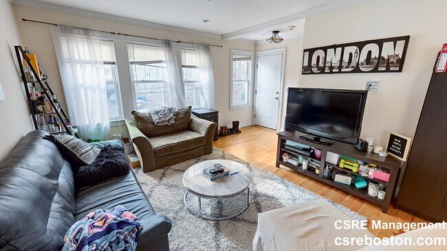 75 Beechcroft St, Unit 2 in Boston, MA - Foto de edificio - Building Photo