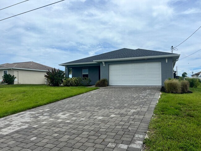 924 NW 8th Pl in Cape Coral, FL - Building Photo - Building Photo