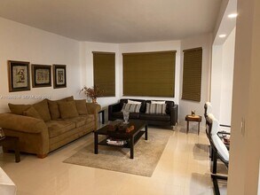 7262 NW 113th Pl in Doral, FL - Foto de edificio - Building Photo