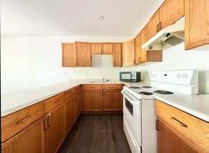 59 Queenston St in St Catharines, ON - Building Photo - Building Photo