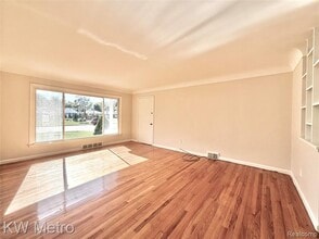 2180-2182 Vernier Rd in Grosse Pointe Woods, MI - Building Photo - Building Photo