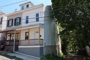 1025 W Race St in Pottsville, PA - Building Photo