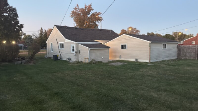 28025 Warren Rd in Garden City, MI - Building Photo