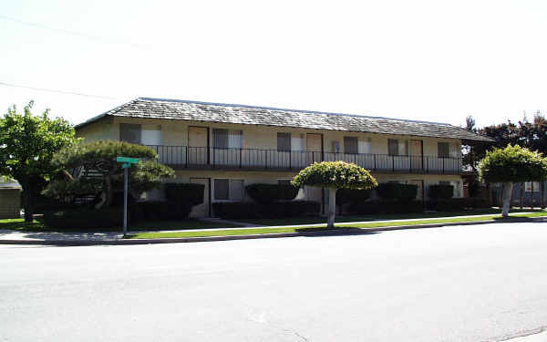 2220 Elden Ave in Costa Mesa, CA - Foto de edificio - Building Photo