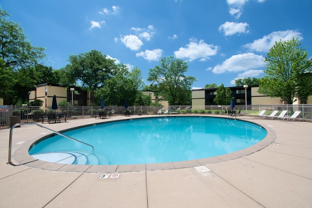 South Pointe in Bloomington, MN - Building Photo