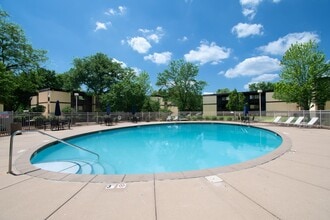 South Pointe in Bloomington, MN - Foto de edificio - Building Photo