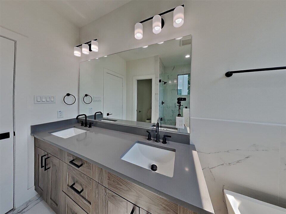 2307 Emancipation Ave in Houston, TX - Building Photo