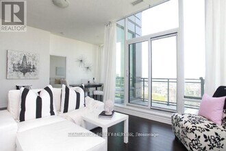 3525 Kariya Dr in Mississauga, ON - Building Photo - Building Photo