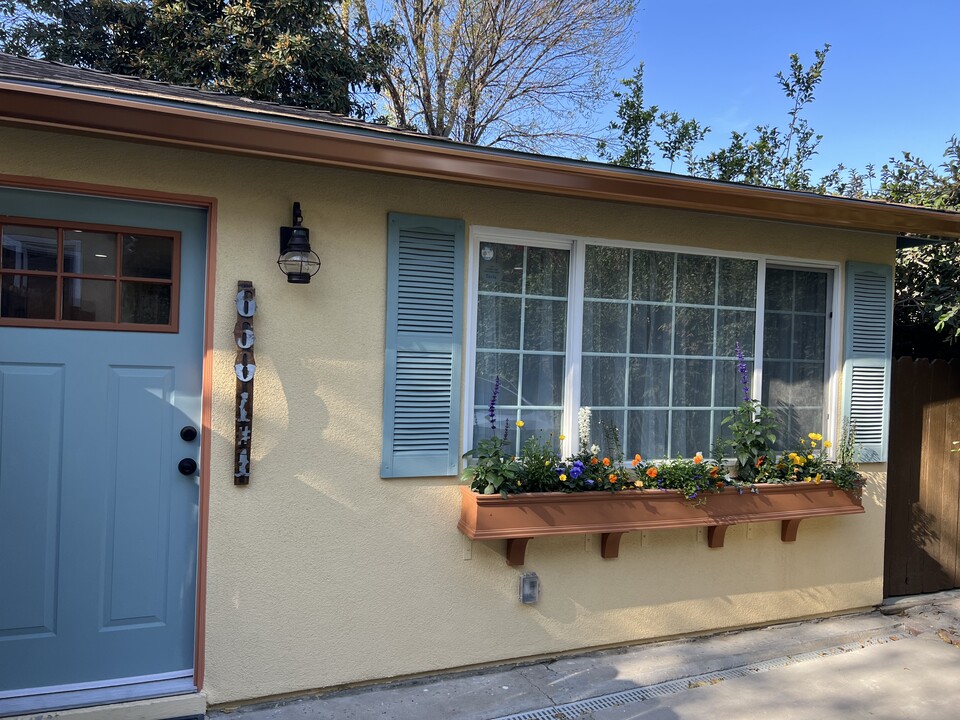 6601 Louise Ave, Unit 6601-1 guest house in Van Nuys, CA - Building Photo