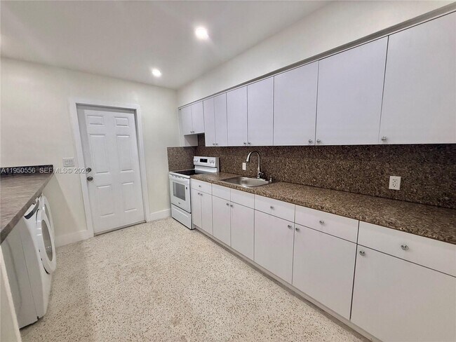 3400 SW 17th St, Unit 1 in Miami, FL - Foto de edificio - Building Photo