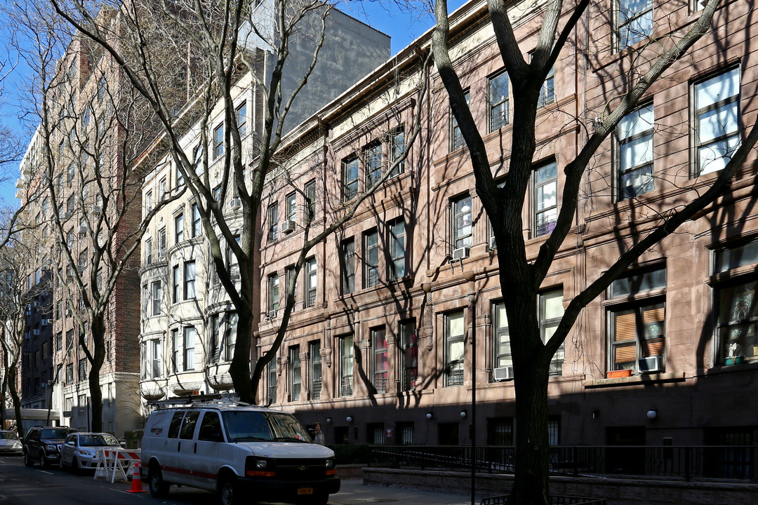 19 W 90th St in New York, NY - Building Photo