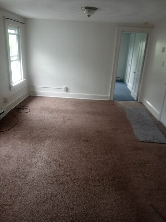 166 Divinity St, Unit 2 in Bristol, CT - Building Photo