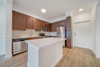 10170 SW 7th St, Unit 37-207 in Pembroke Pines, FL - Building Photo - Building Photo