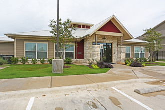 The Pointe at Benwhite in Austin, TX - Foto de edificio - Building Photo