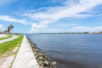 917 N Flagler Dr, Unit 102 in West Palm Beach, FL - Foto de edificio - Building Photo