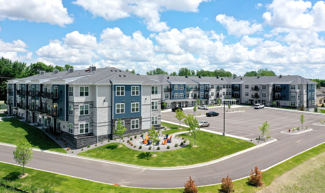 Crossroads at Elm Creek in Maple Grove, MN - Foto de edificio - Building Photo