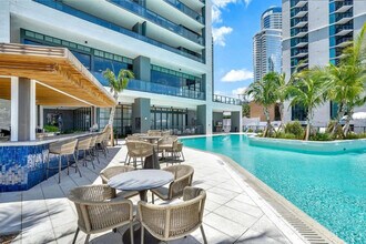 601 NE 1st Ave in Miami, FL - Building Photo - Building Photo