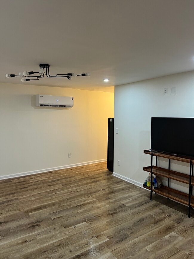 2210 Shamrock Dr, Unit Modern Studio Apartment in Decatur, GA - Foto de edificio - Building Photo