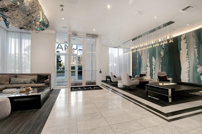 1321 Seneca St, Unit 305 in Seattle, WA - Foto de edificio - Building Photo