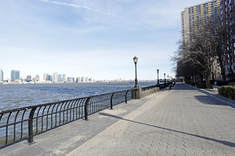 Battery Pointe Condominium in New York, NY - Building Photo - Building Photo