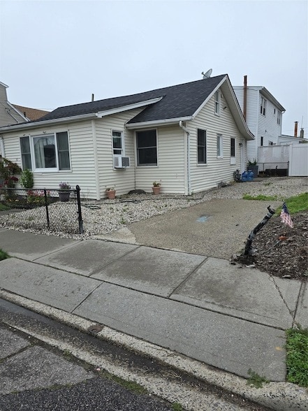 30 Julian Pl in Island Park, NY - Building Photo - Building Photo
