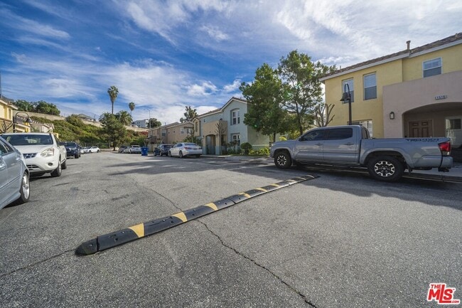 121 Cancion Way in Los Angeles, CA - Foto de edificio - Building Photo