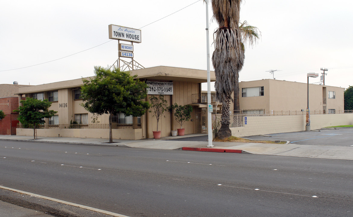 Los Angeles Town House in Hawthorne, CA - Foto de edificio